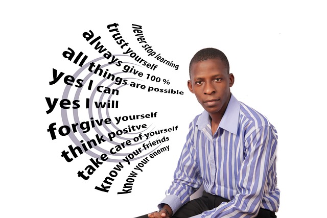 equipo directivo reunido con consultor para definir plan de acción empresarial