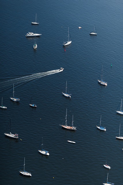 consultor empresarial tomando notas en sesión de planificación con responsables de área